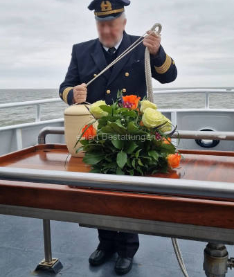 Die Urne wird am Tau für die Seebestattung befestigt