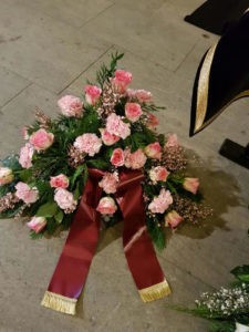 Trauerstrauß Rosen Nelken bei Bestattung auf dem Waldfriedhof Berlin Dahlem