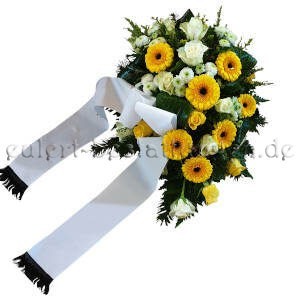 Ästhetisches Trauergesteck in Gelb-Weiß mit Trauerschleife