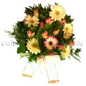 Pastellfarbiges Trauergesteck mit Gerbera Rosen und Trauerschleifen