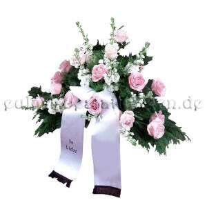 Zartes Trauergesteck aus rosa Rosen mit Trauerschleife