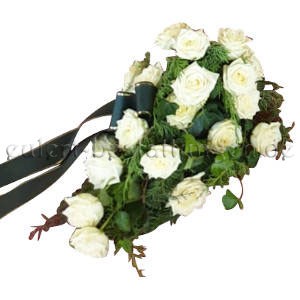 Feierliches weißes Trauergesteck mit weißen Rosen und Schleifen