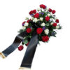 Klassisches Trauergesteck | weiße und rote Rosen mit Trauerschleife