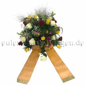 Natürliches Trauergesteck | bunte Rosen und zartes Grün | mit Schleife