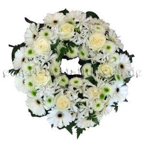 Ein bildschöner weißer Trauerkranz aus gemischten Blumen wie Rosen und Gerbera.