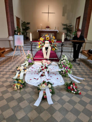Bestattung in Urnengemeinschaftsanlage mit Trauerfeier