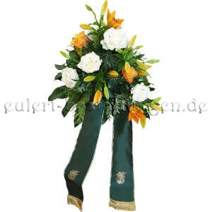 Großes Trauergesteck aus Lilien und Rosen in Weiß-Orange mit Schleifen