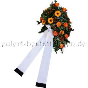 Trauergesteck in Herbstlook mit Beeren und Trauerschleife