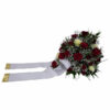 Hohes Trauergesteck aus Rosen in Rot und Weiß mit Schleife