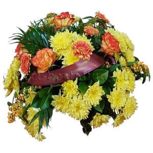 Kleines rundes Trauergesteck mit Chrysanthemen und Rosen