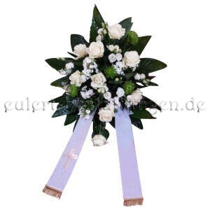 Trauergesteck aus weißen Rosen auf Dunkelgrün mit Trauerschleife