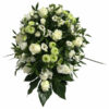 Weißes Blumengesteck zur Beerdigung mit Schleifenbändern